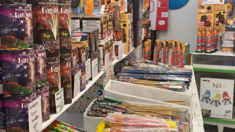 Des centaines de feux d'artifices prêts à être vendu à quelques jours du 14 juillet