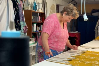 Elle crée et répare du mobilier ancien, un travail minutieux réalisé avec ses étoffes