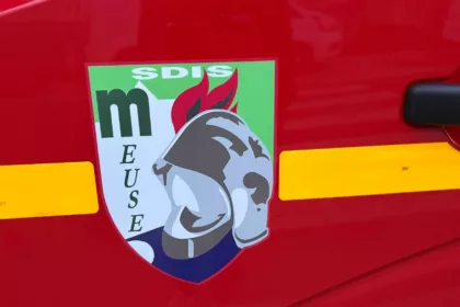 Meuse : un poids lourd renversé, deux personnes transportées à l’hôpital