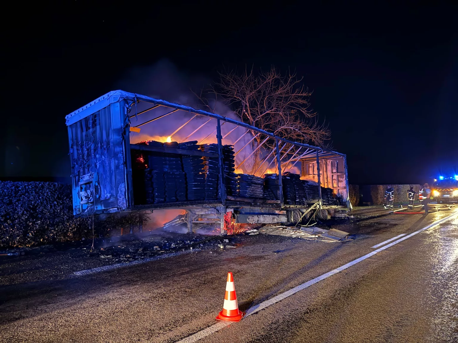Andelot : un semi-remorque rempli de planches de bois s’embrase sur la départementale 674, aucun blessé à déplorer.