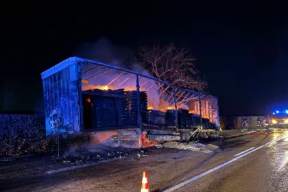 Andelot : un semi-remorque rempli de planches de bois s’embrase sur la départementale 674, aucun blessé à déplorer.