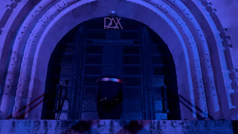 La terre de Douaumont, emportée sur les Champs-Élysées pour le 11 novembre