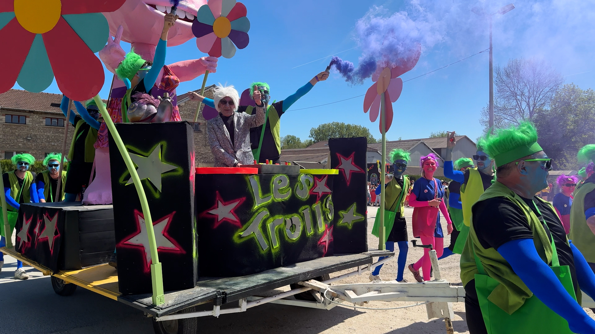 Personajes, música, ambiente festivo: sumérgete en el corazón del carnaval de Wassy.