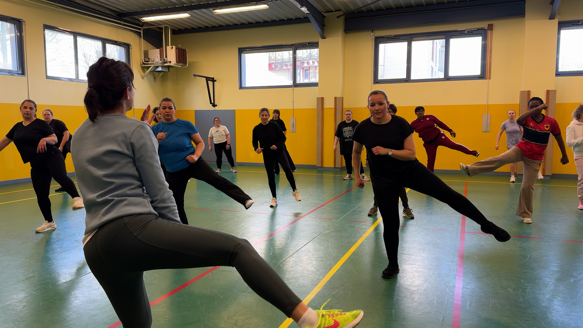 100% female fitness class and moment to raise awareness about women’s health